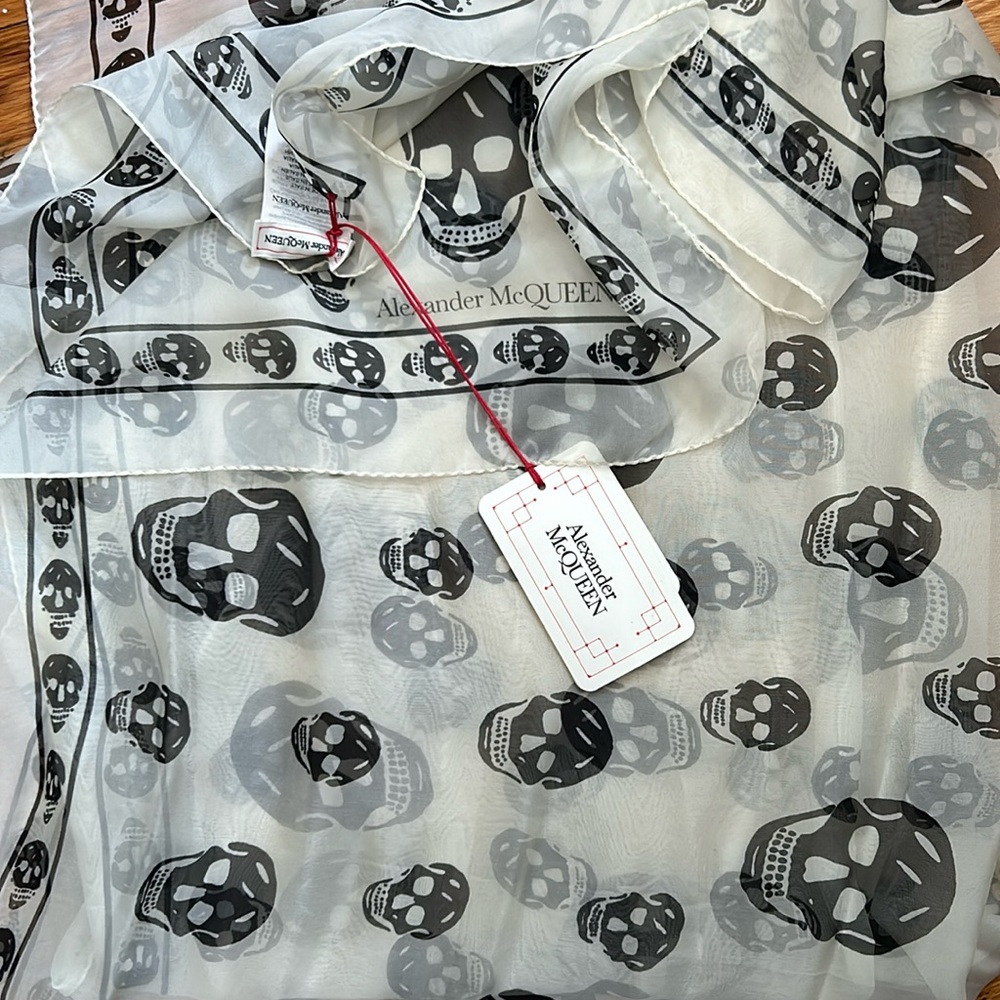 NWT ALEXANDER MCQUEEN never worn scarf